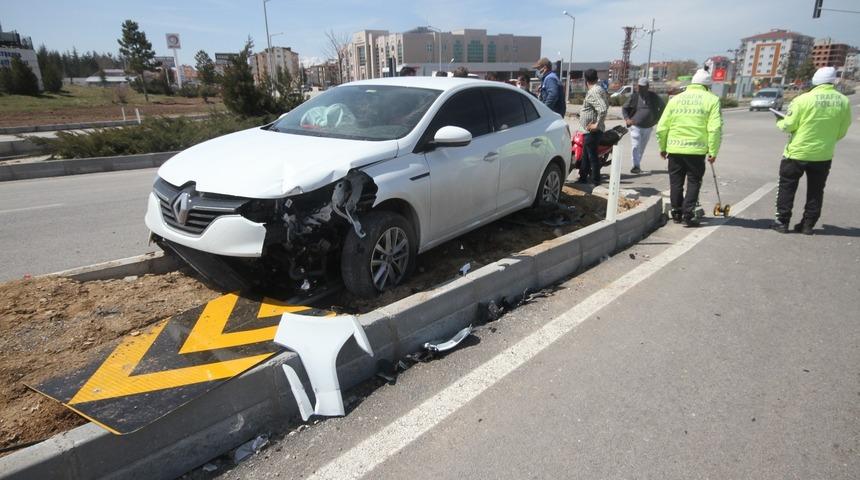 Konya&rsquo;da motosikletle otomobil &ccedil;arpıştı: 2 yaralı