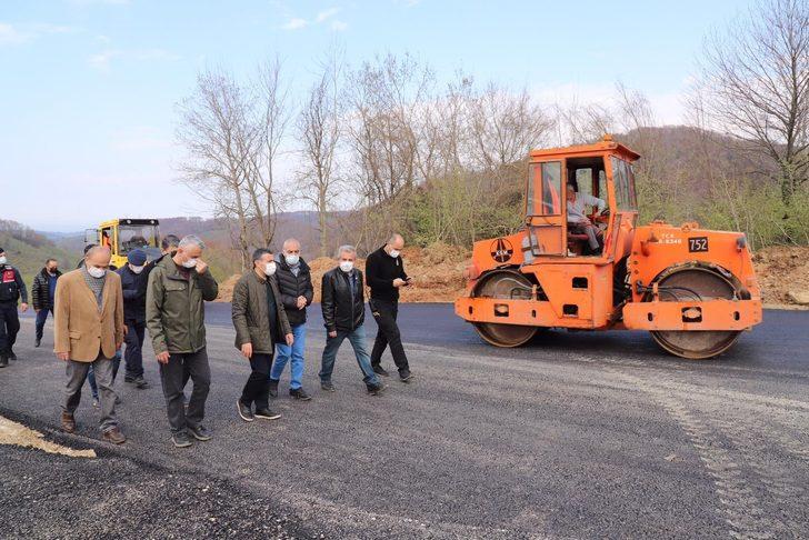 Heyelan olan yolda asfaltlama devam ediyor G1