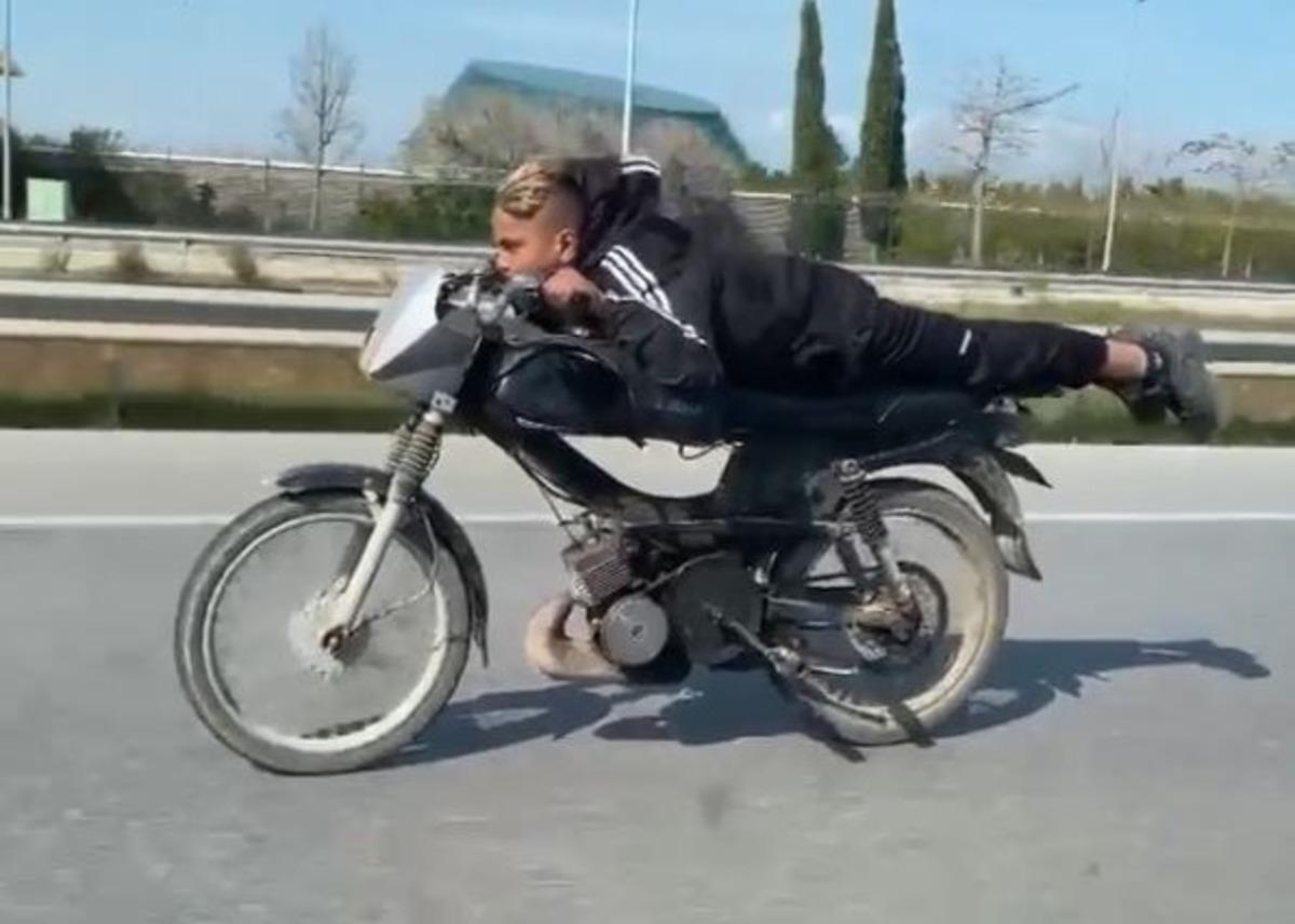 Kısıtlamada motosikletle y&uuml;z&uuml;st&uuml; son s&uuml;rat tehlikeli yolculuk