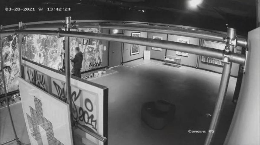 Sanat galerisindeki 500 bin dolarlık tabloyu yanlışlıkla boyadılar