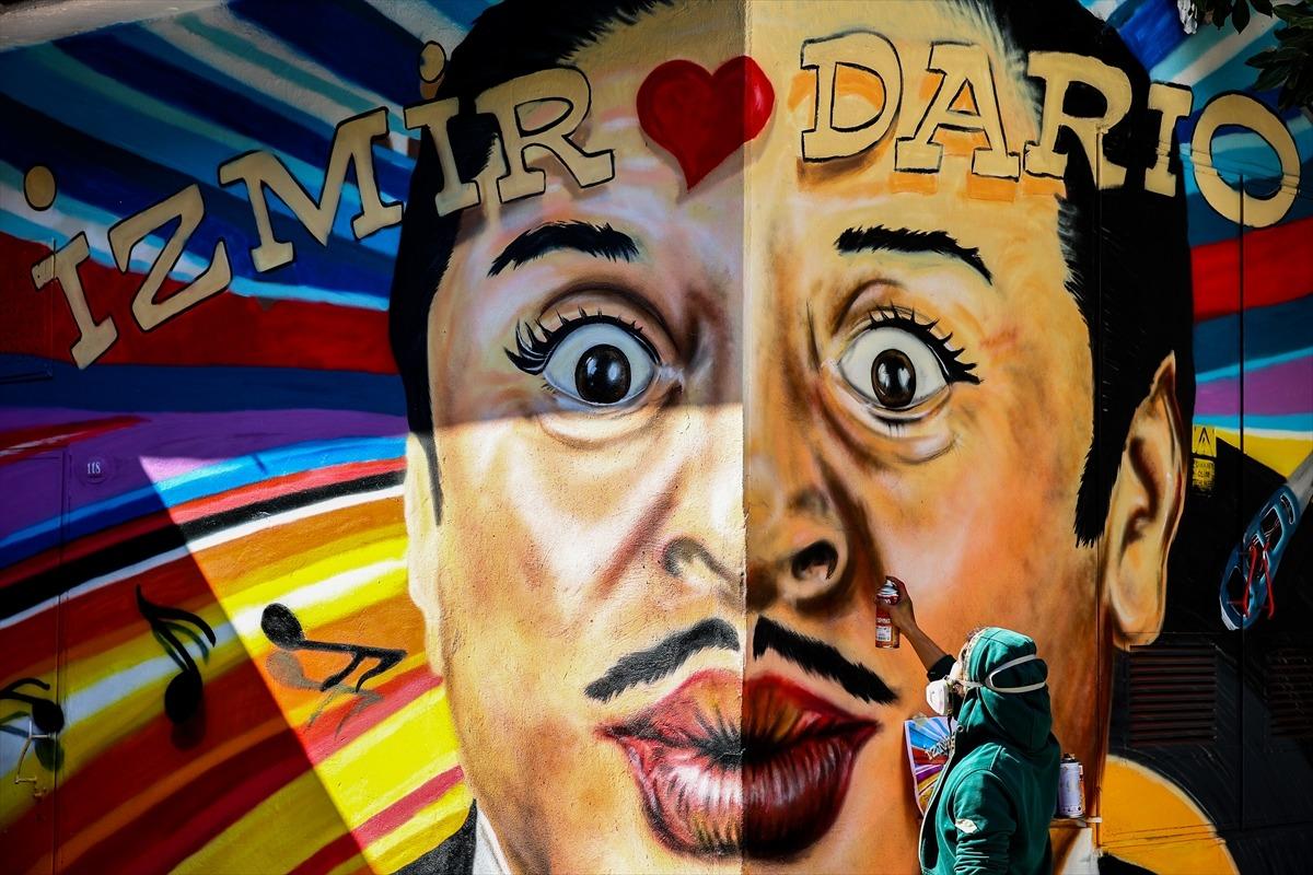 İzmir'de Dario Moreno i&ccedil;in doğumunun 100. yılı i&ccedil;in adını taşıyan sokakta duvar resmi yapıldı