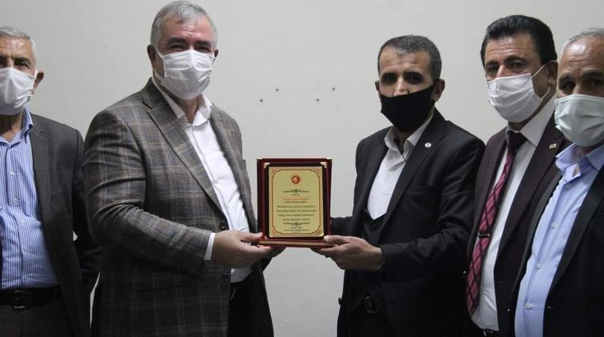 Muhtarlardan Başkan Turanlı’ya teşekkür plaketi