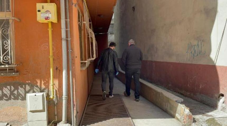 Çocuğunu göremediğini iddia edip kayınpederinin evinin kapısında intihar etti