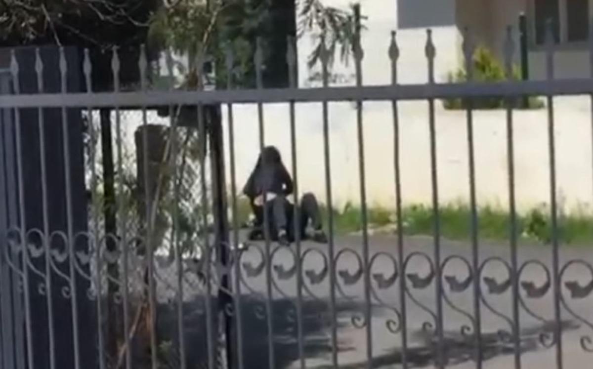 Kadın yere yatırdığı şahsı &rsquo;paramı ver&rsquo; diyerek darp etti