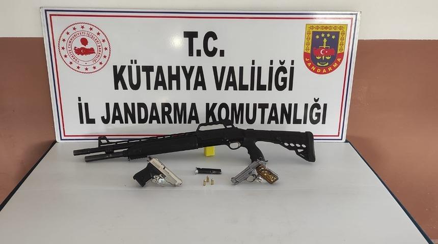 Gediz&rsquo;de bir evde ruhsatsız 2 tabanca ve av t&uuml;feği ele ge&ccedil;irildi