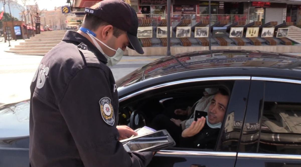 Polise &lsquo;ağabey g&ouml;z&uuml;n&uuml; seveyim yapma&rsquo; dedi, kısıtlamayı ihlalden ceza yemekten kurtulamadı