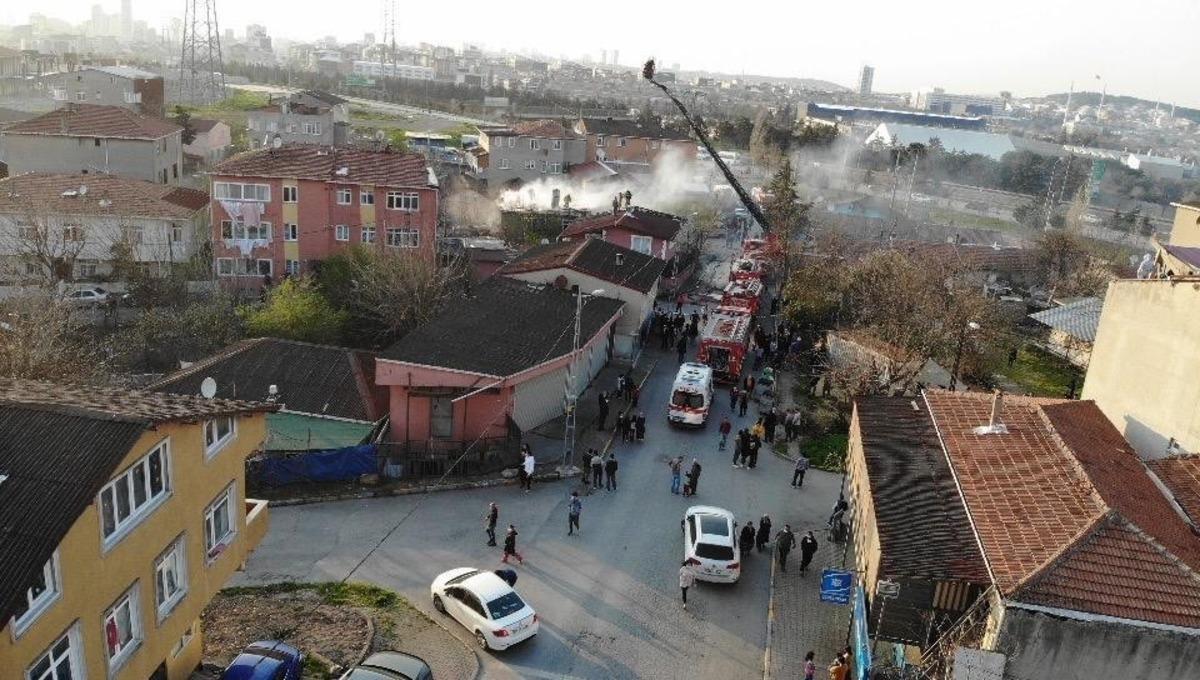 Ataşehir&rsquo;de &ccedil;atıları saran alevler, mahalleliyi sokağa d&ouml;kt&uuml;