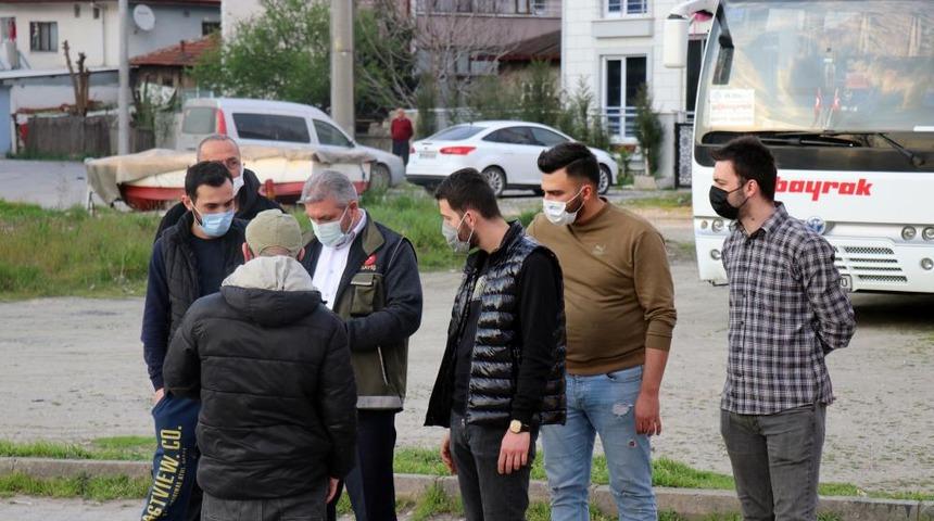 Sakarya’da akıllara durgunluk veren kaza: Seyir halindeki araçların önüne atladı