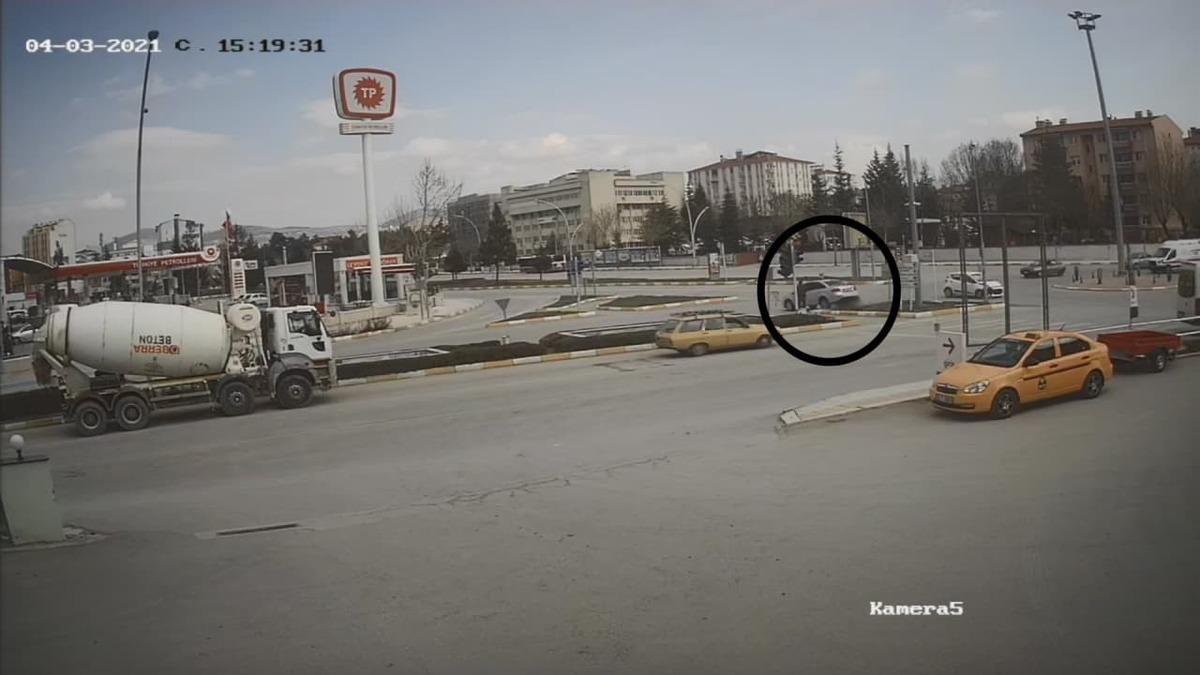 Ecel yaya ge&ccedil;idinde yakaladı, kaza anı saniye saniye kameraya yansıdı
