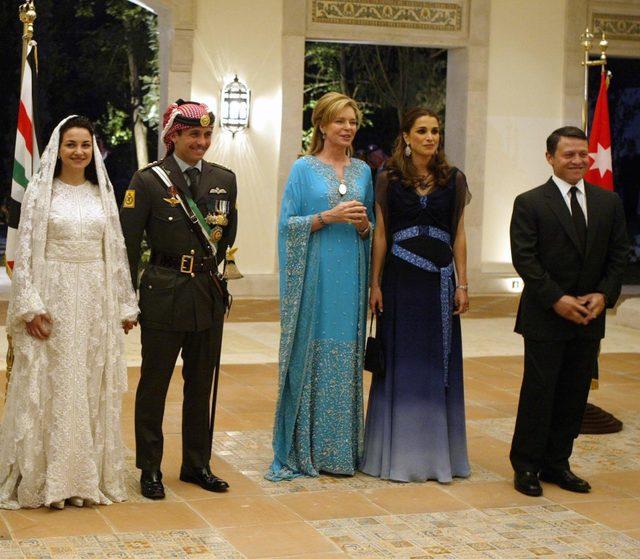 Kral Abdullah ve eşi Kraliçe Rania, 2004'te Prens Hamza ve Prenses Nur'un düğününde.