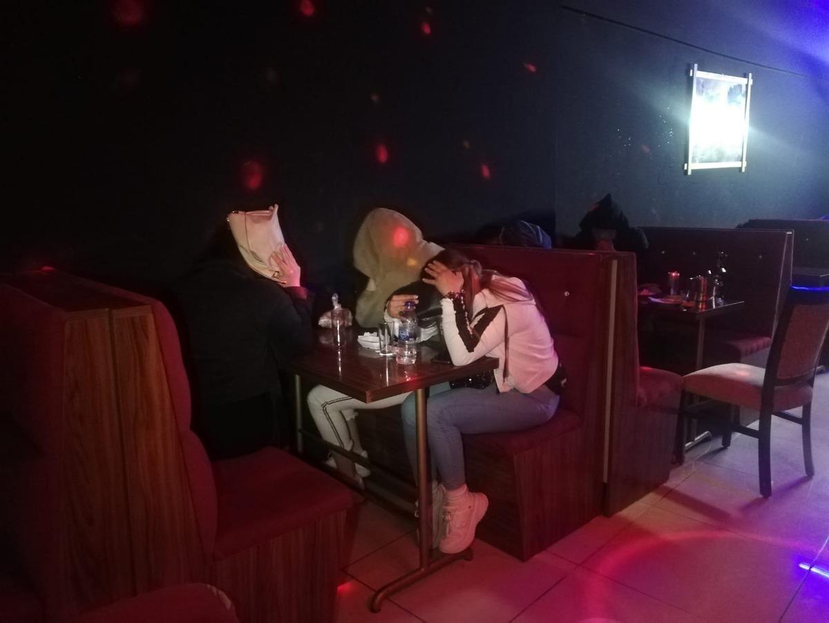 &lsquo;&Ccedil;ok y&uuml;ksek riskli&rsquo; İzmir&rsquo;de baskın yapılan eğlence mekanı m&uuml;h&uuml;rlendi