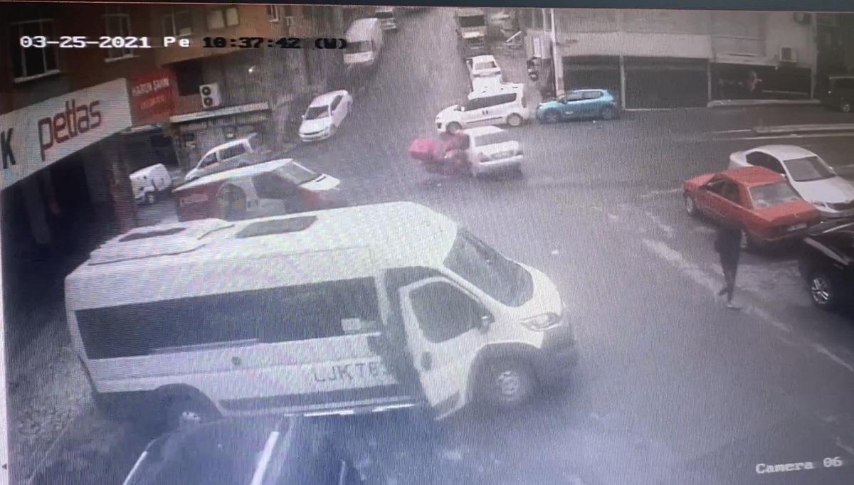 (&Ouml;zel) İstanbul&rsquo;da motosikletli kuryenin yaşadığı kaza kamerada