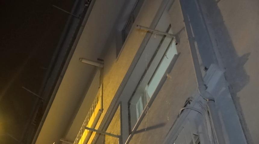 Bir ili harekete ge&ccedil;iren patlama! Pencere yerinden fırladı