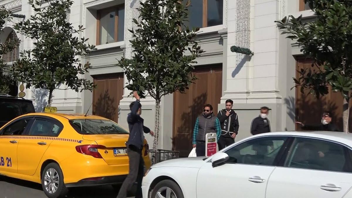 (&Ouml;zel) Taksim&rsquo;de valelerle sokakta kalan gencin kavgası kamerada