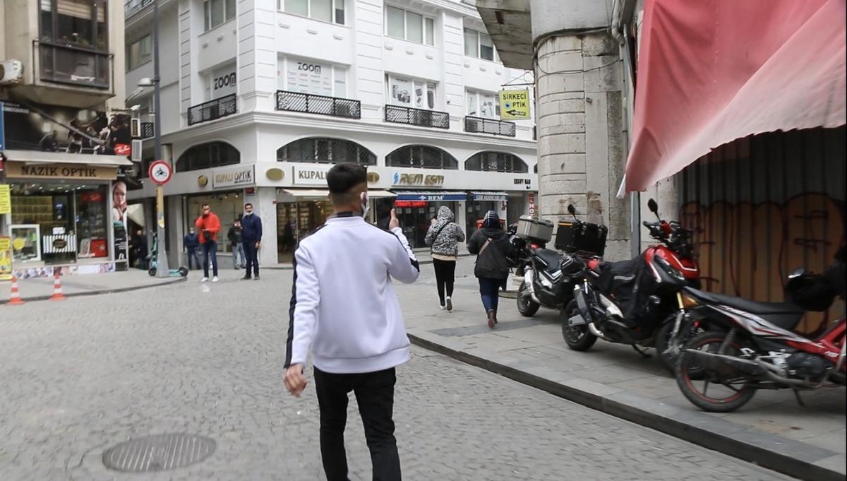 (&Ouml;zel) İstanbul&rsquo;un g&ouml;beğinde dilenci kadınlarla gencin &ldquo;taciz&rdquo; kovalamacası kamerada