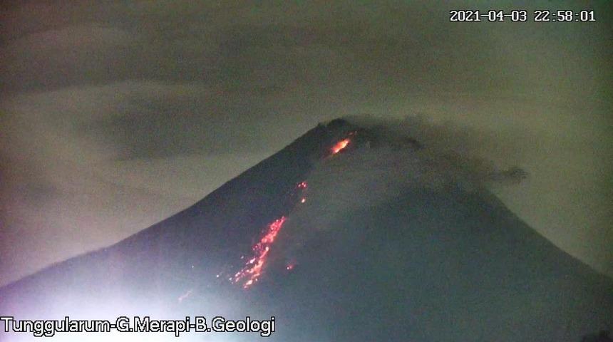 Endonezya&rsquo;daki Merapi Yanardağı harekete ge&ccedil;ti