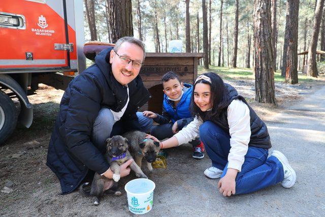 Başkan Kartoğlu, iki yavru sokak köpeğini sahiplendi