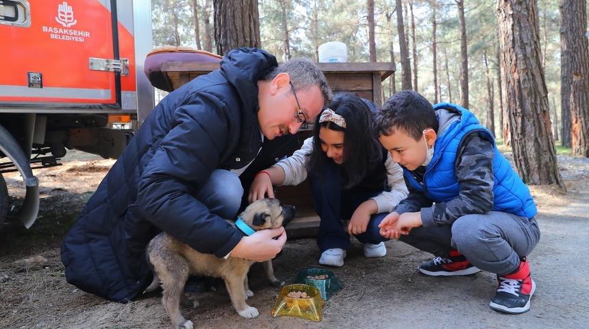 Başkan Kartoğlu, iki yavru sokak k&ouml;peğini sahiplendi