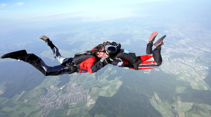 Paraşütte cinsel ilişkiye giren çiftin sonu hastanede bitti