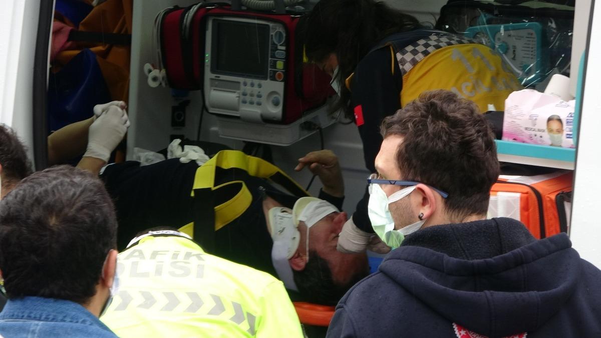 Yol kenarında beklerken halk otob&uuml;s&uuml;n&uuml;n aynası başına &ccedil;arptı