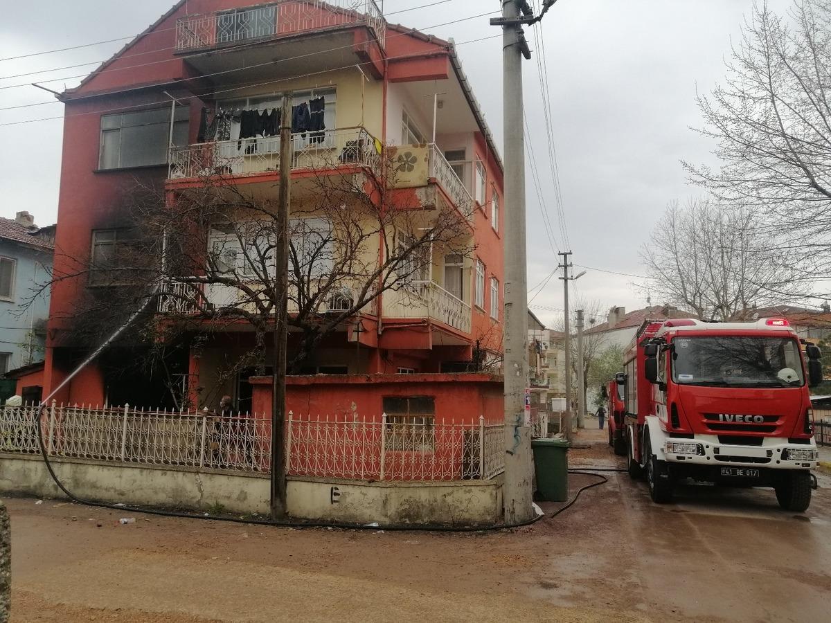 Elindeki sigara ile uyuyunca yangın &ccedil;ıkı