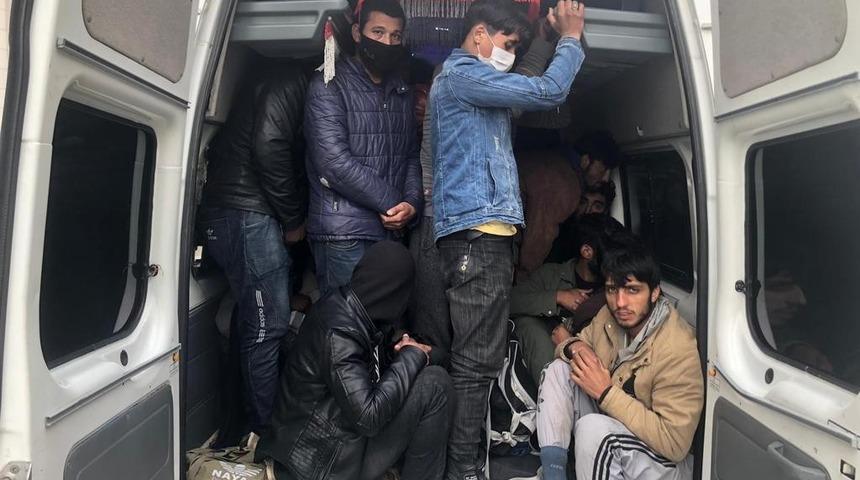 Başkent&rsquo;te 17 kişilik ara&ccedil;tan 40 d&uuml;zensiz g&ouml;&ccedil;men &ccedil;ıktı