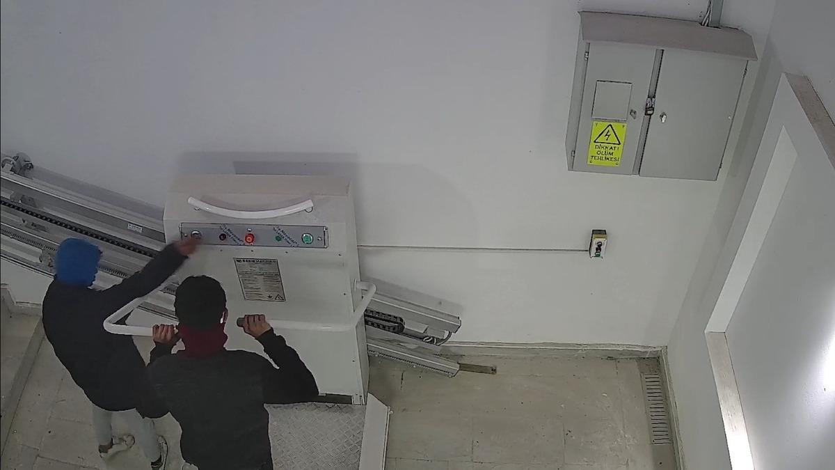 Engelli asans&ouml;r&uuml;ne zarar veren iki gen&ccedil; kamerada