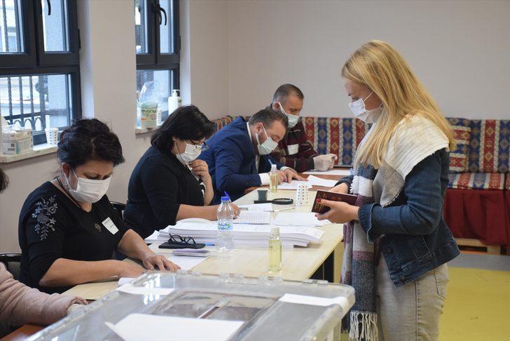 Kocaeli ve Sakarya'da yaşayan çifte vatandaşlar Bulgaristan'daki genel seçimler için oy kullanıyor G3