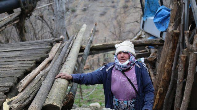 Artvin Ortaköy’de evi yanan yaşlı kadın Ben nerede kalacağım demişti, Vali Yardımcısı aileyi ziyaret etti