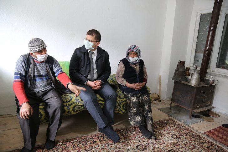 Artvin Ortaköy’de evi yanan yaşlı kadın "Ben nerede kalacağım" demişti, Vali Yardımcısı aileyi ziyaret etti G2