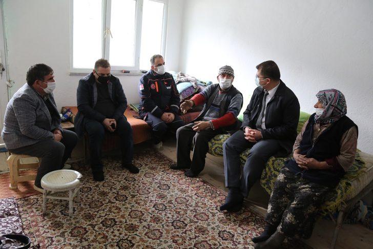 Artvin Ortaköy’de evi yanan yaşlı kadın "Ben nerede kalacağım" demişti, Vali Yardımcısı aileyi ziyaret etti G3