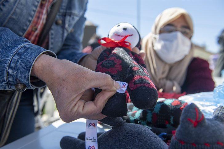 Mersinli kadınlar atölyeye çevirdikleri evlerinde çoraptan oyuncak üretiyor G1