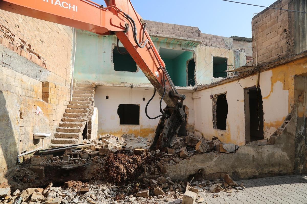 Riskli ve metruk yapılar bir bir yıkılıyor