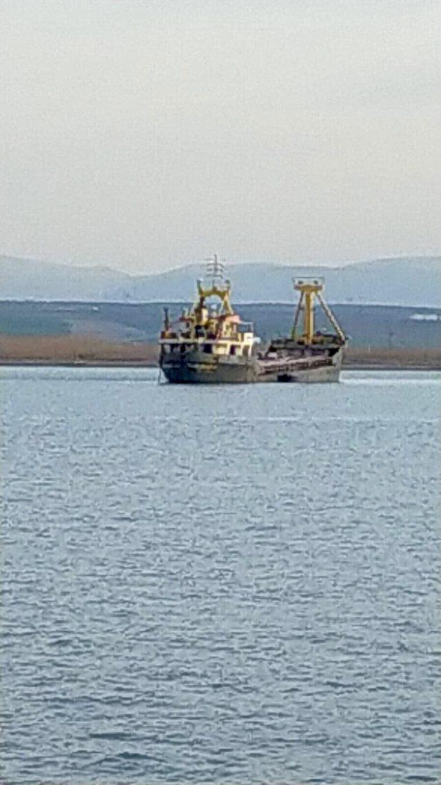 Çanakkale’de karaya oturan gemi kurtarıldı