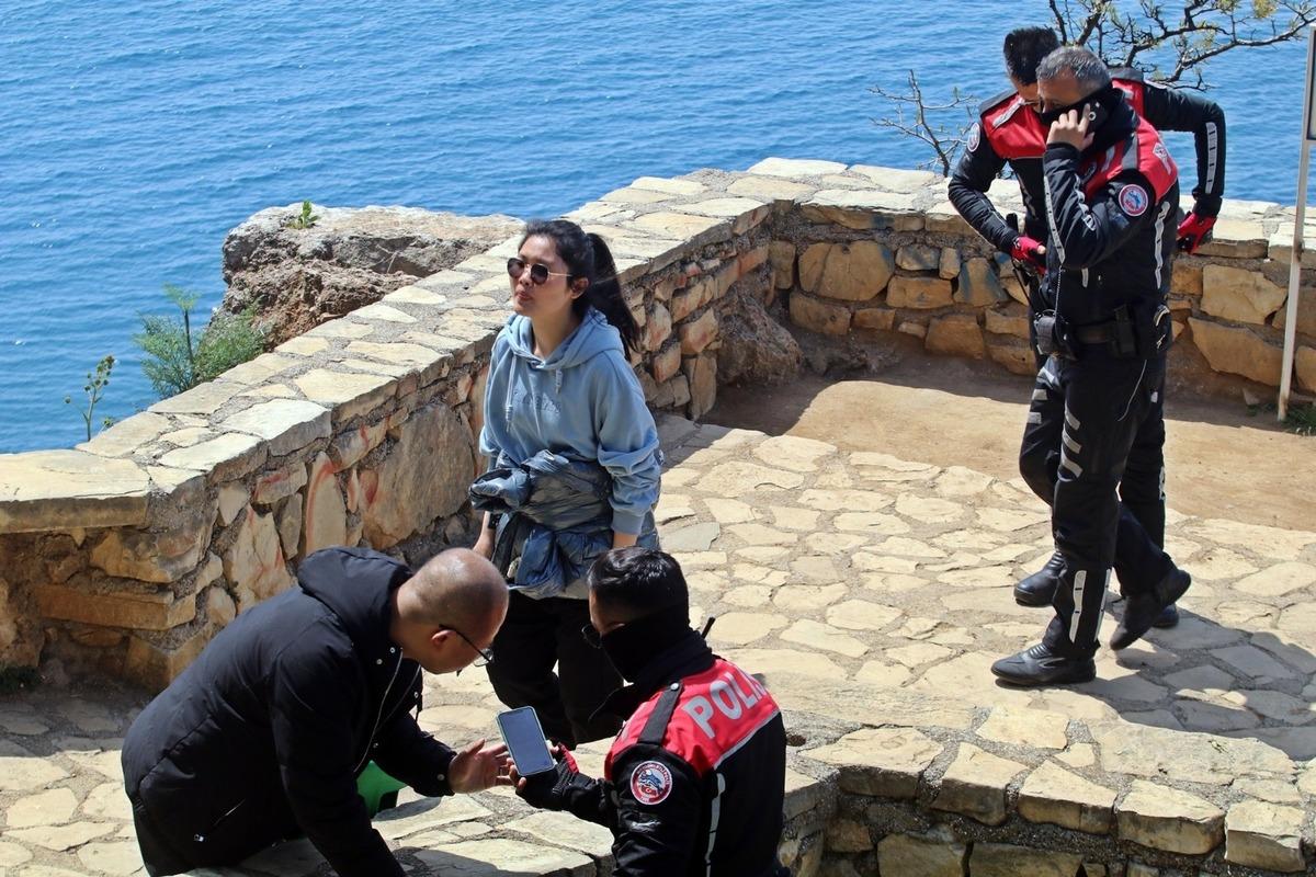C&uuml;zdanları &ccedil;alınan &Ccedil;inli turistler dil bilmeyince polis dertlerini canlandırma yaparak anlamaya &ccedil;alıştı