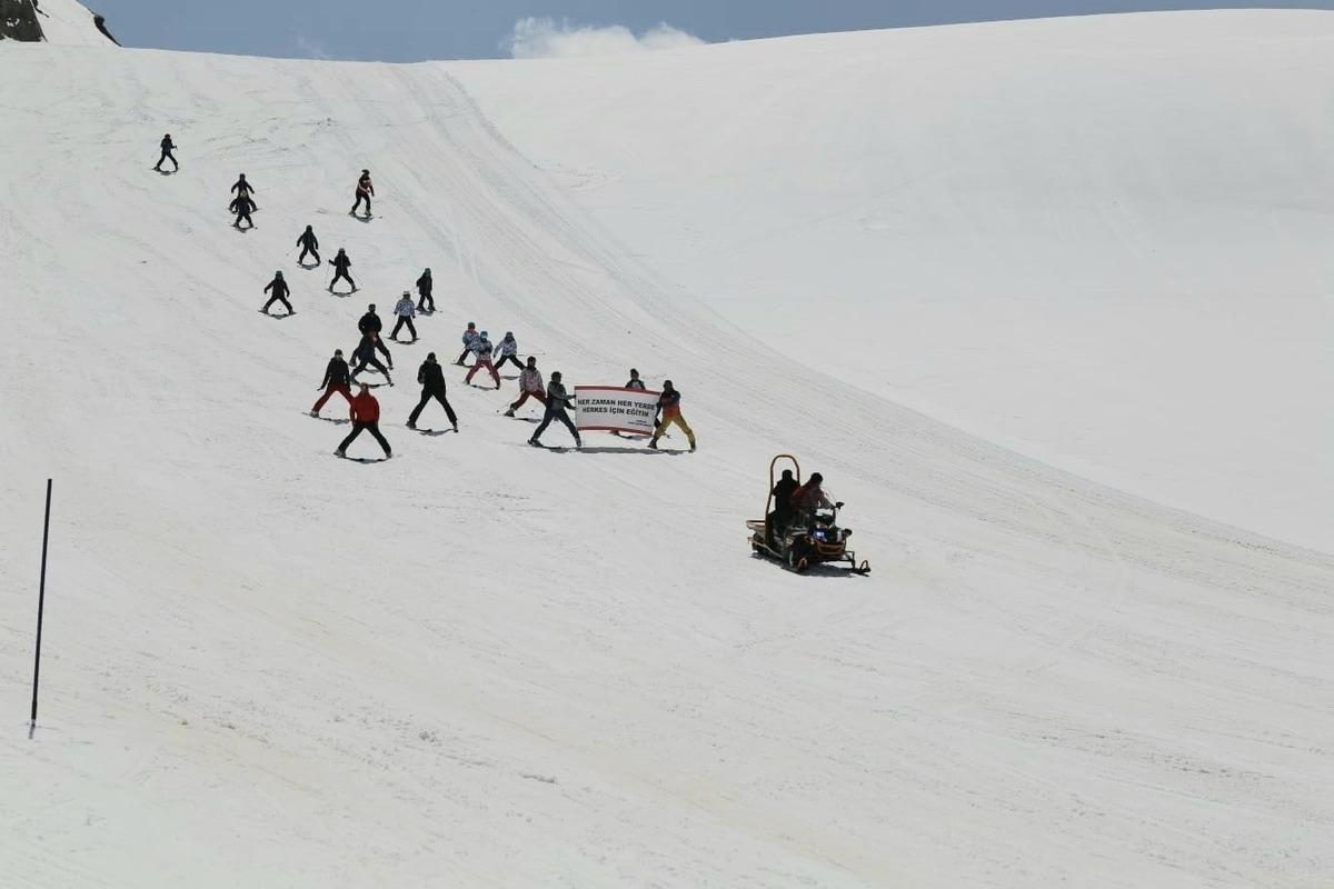 Hakkari&rsquo;de &lsquo;Valilik Kupası Kayak Yarışması&rsquo; d&uuml;zenlendi