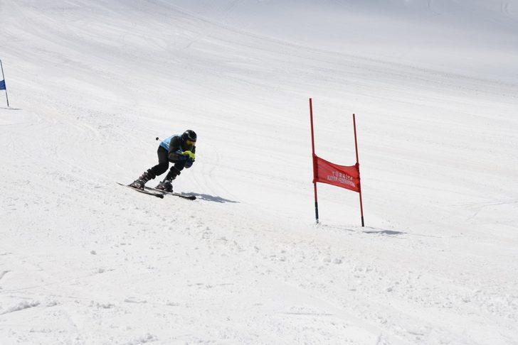 Hakkari’de ‘Valilik Kupası Kayak Yarışması’ düzenlendi G3