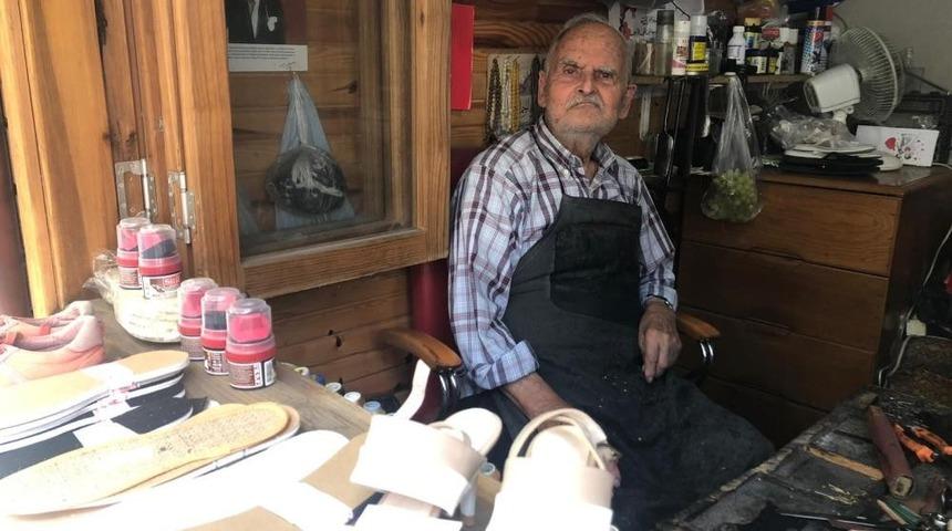 &lsquo;Ayakkabı doktoru&rsquo; korona vir&uuml;se yenik d&uuml;şt&uuml;