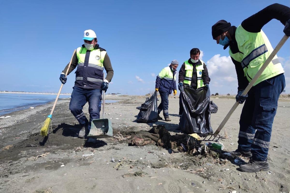 Van G&ouml;l&uuml; sahilinde bahar temizliği
