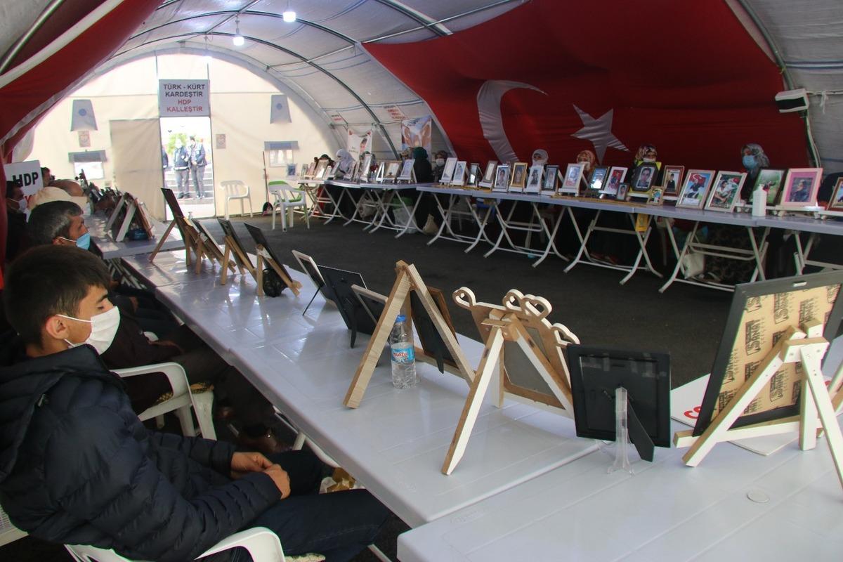 HDP &ouml;n&uuml;ndeki acılı baba Begdaş: "Evlatlarımız gelene kadar biz buradan kalkmayacağız. Doğru adresteyiz"