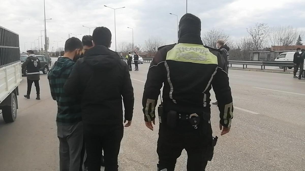 Kısıtlamada 8 ka&ccedil;ak g&ouml;&ccedil;men yakalandı