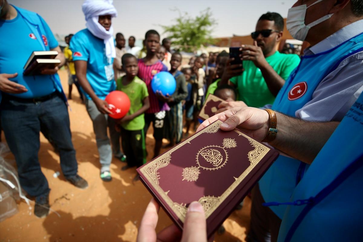 Moritanyalı &ccedil;ocuklara Kur'an-ı Kerim dağıtıldı