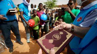 Moritanyalı çocuklara Kur'an-ı Kerim dağıtıldı