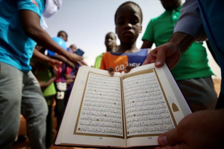 Moritanyalı çocuklara Kur'an-ı Kerim dağıtıldı G2