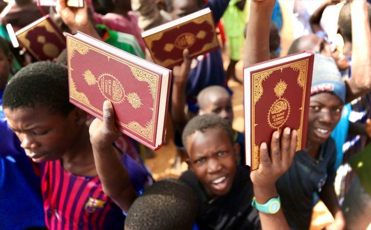 Moritanyalı çocuklara Kur'an-ı Kerim dağıtıldı G3