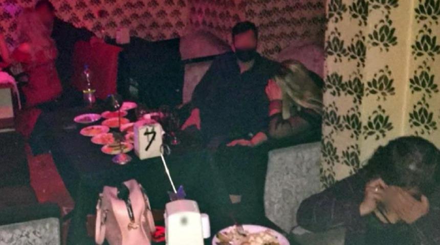 Eğlence mekanı baskınında 2 kişi mutfak tezgahından ve koltuk kasasından çıktı