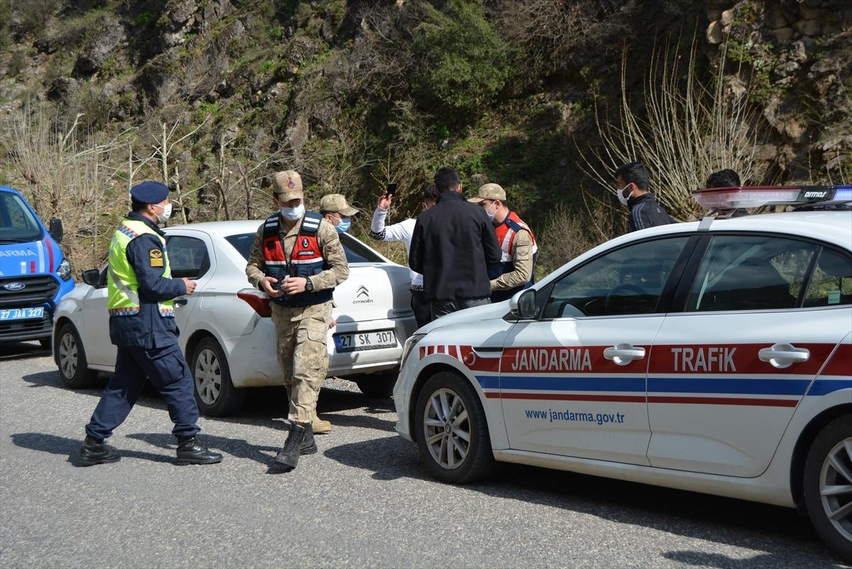Gaziantep'te Kovid-19 tedbirlerini ihlal ederek piknik yapan 4 kişiye 900'er lira ceza