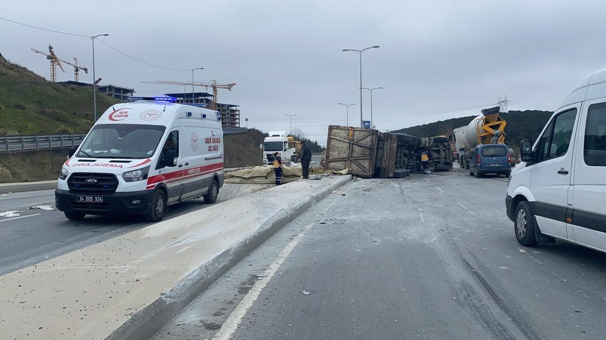 Kağıthane&rsquo;de hafriyat y&uuml;kl&uuml; kamyon devrildi, molozlar yola sa&ccedil;ıldı