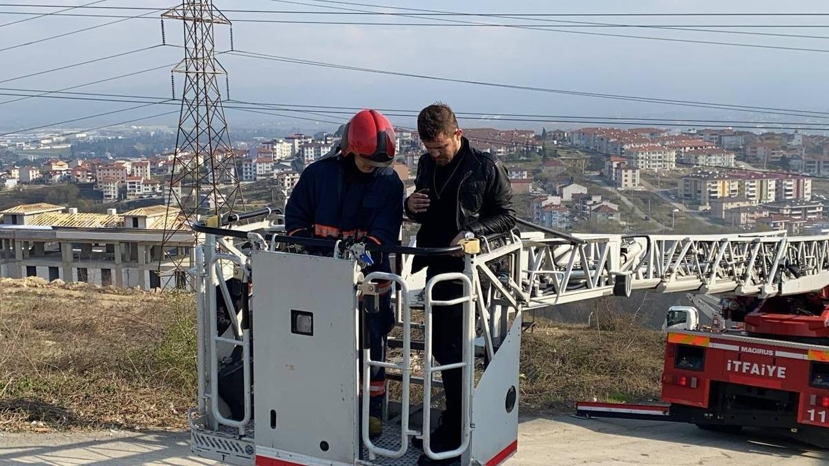 3 katlı binanın en &uuml;st katında yangın &ccedil;ıktı, dışarı &ccedil;ıkamayan aile &ccedil;atıdan kurtarıldı