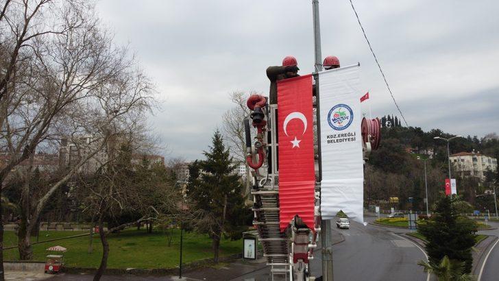 Aydınlatma direkleri bayraklarla donatıldı G1